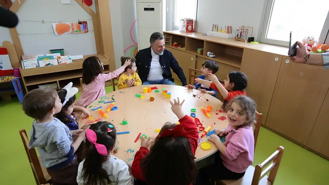 Başkan Sandal 23 Nisan’ı miniklerle karşıladı