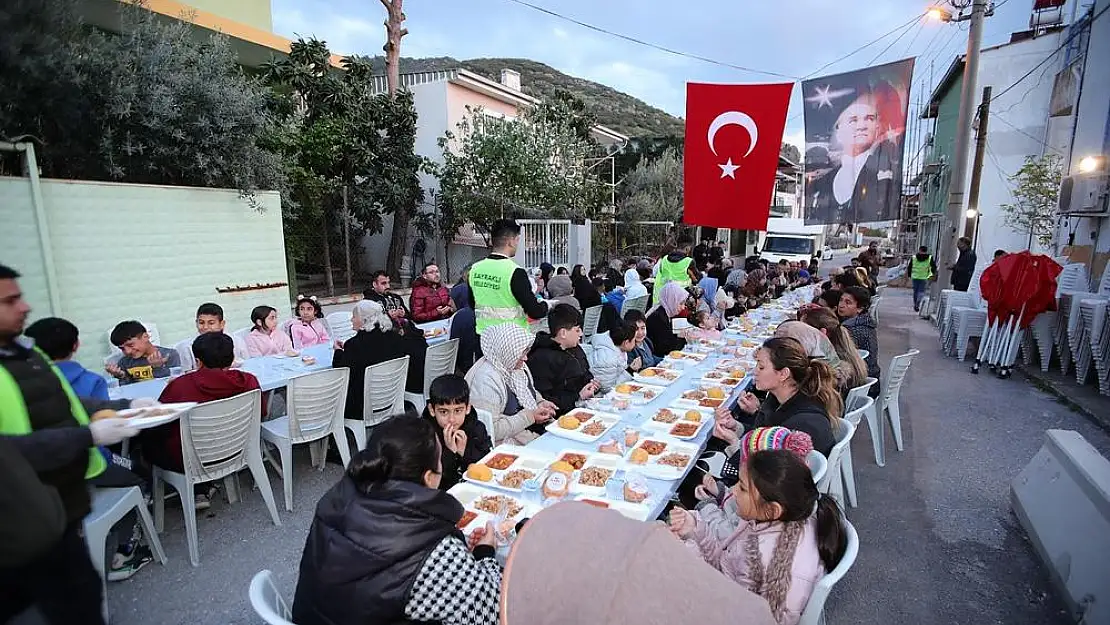 Başkan Sandal, depremzedelerle iftarda buluştu