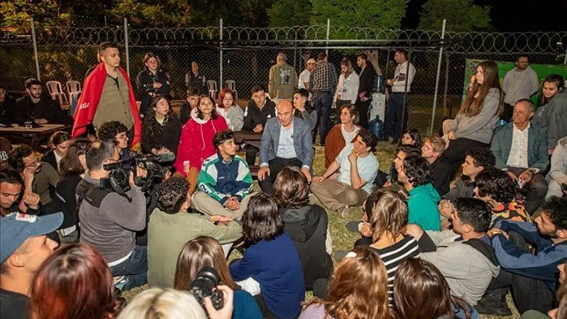 Başkan Soyer Macera Park’taki gençleri ziyaret etti