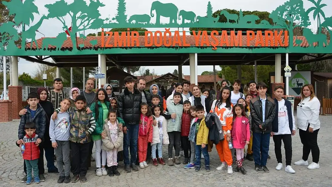 Başkan Tekin depremzede çocukların yüzünü güldürdü
