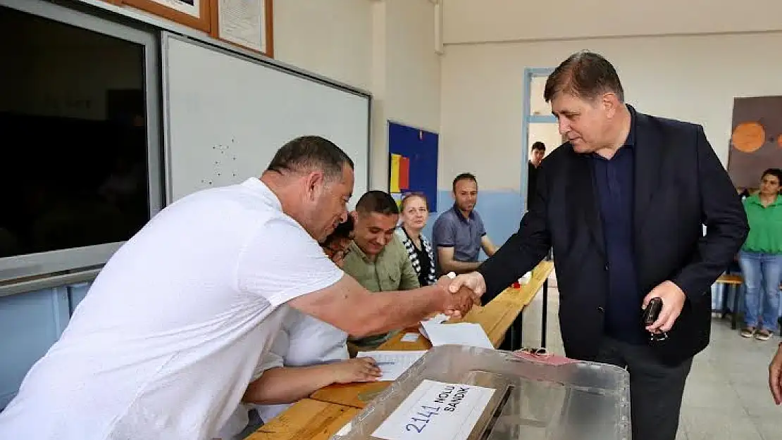 Başkan Tugay sandık başından seslendi: “Şimdi söz milletimizde”