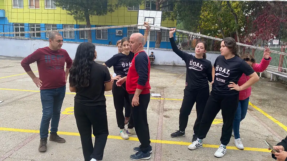 Bayındır İlçe Milli Eğitim Müdürü, Öğretmenlerle Birlikte Voleybol Gösteri Maçı Yaptı