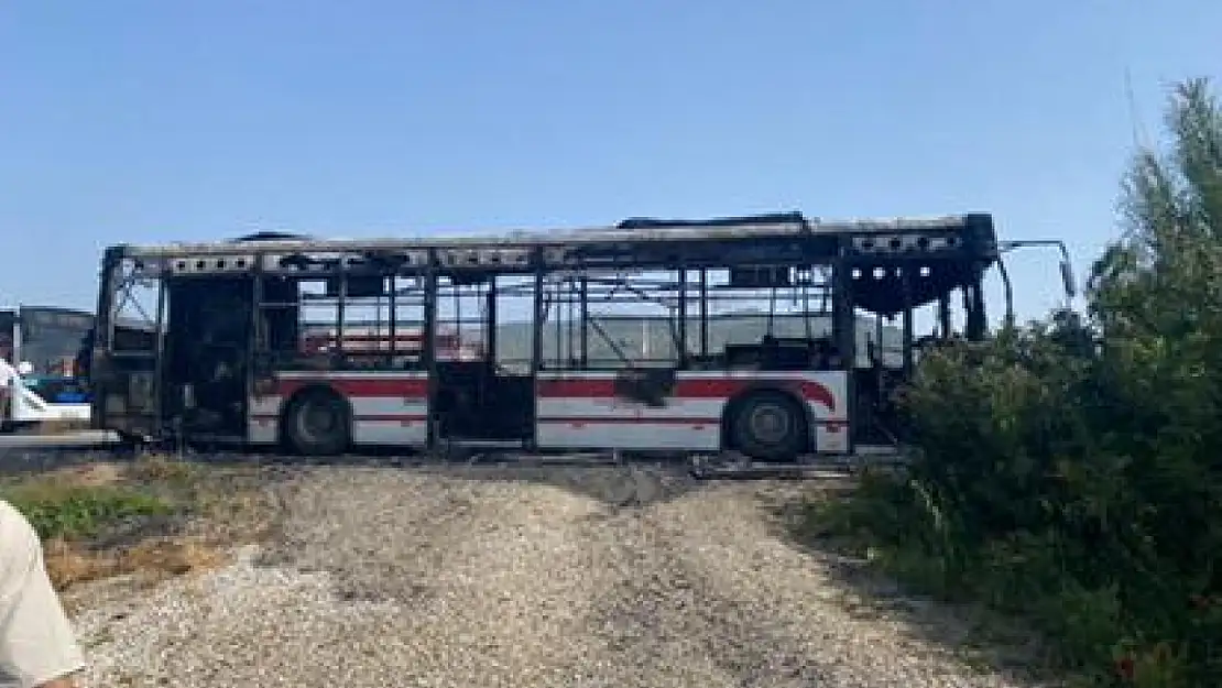BAYINDIR YOLUNDA ESHOT OTOBÜSÜ ÇAYIR ÇAYIR YANDI!