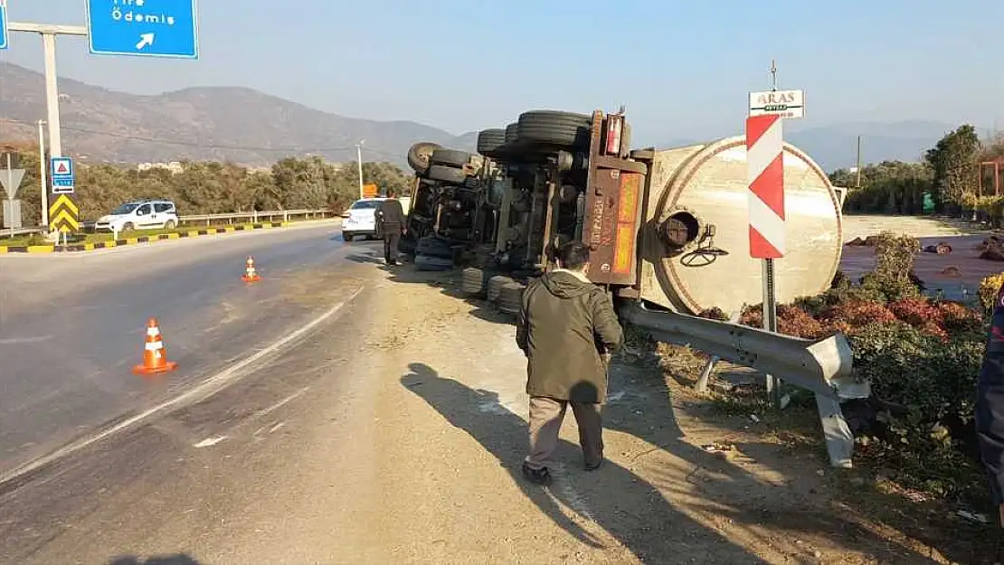 BAYINDIR’DA PİRİNA YÜKLÜ TIR ÇİÇEK SERASINA DEVRİLDİ