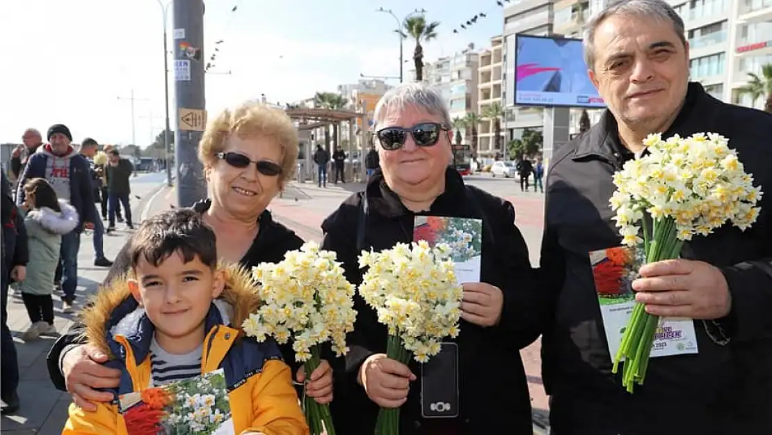 BAYINDIR'IN NERGİS ÇİÇEĞİ KONAK VE KARŞIYAKA'DA İZMİRLİLERLE BULUŞTU