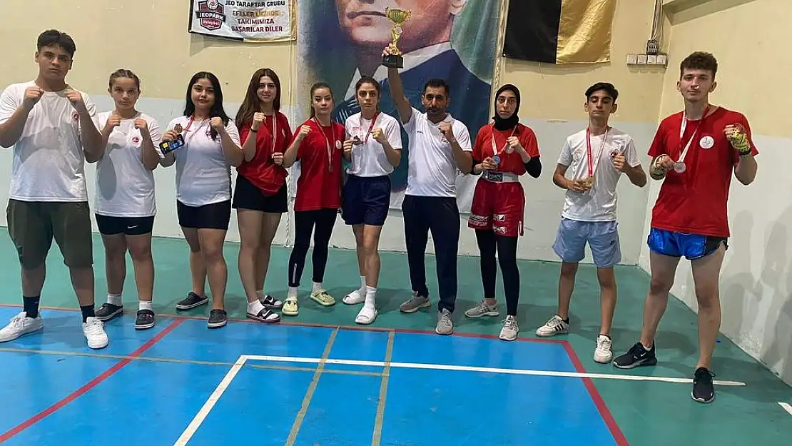 Bayraklı Belediyesi Kick Boks Şampiyonası’nda 7 madalya kazandı