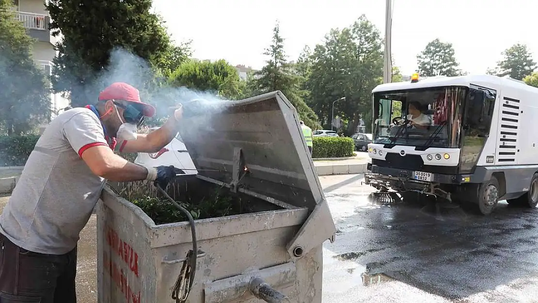 Bayraklı sokaklarında yaz temizliği yapılıyor