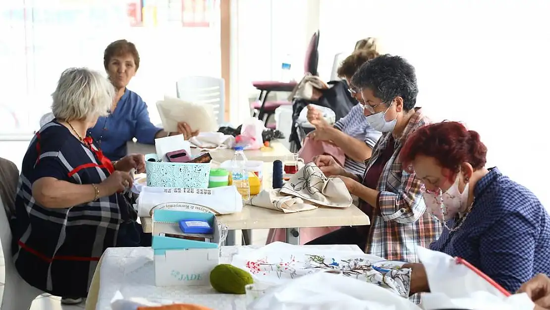 Bayraklı'da kadınlar meslek kurslarında buluşuyor