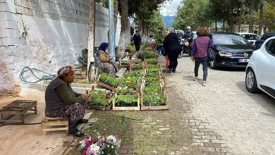 Bayram arifesinde mezarlıklar doldu taştı