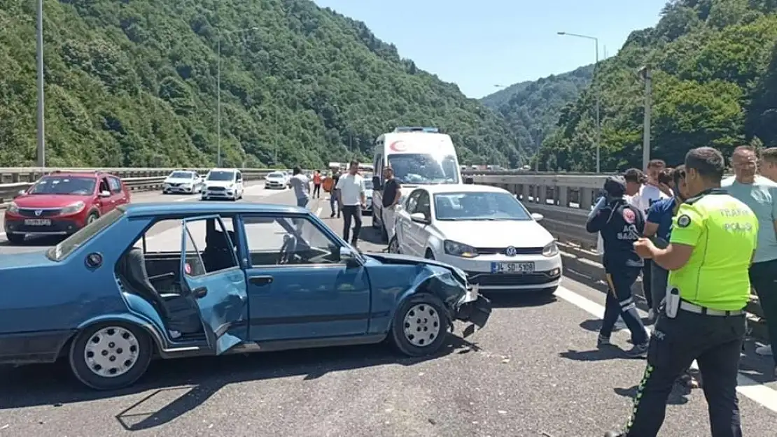 Bayram dönüşünde zincirleme kaza trafik birbirine girdi