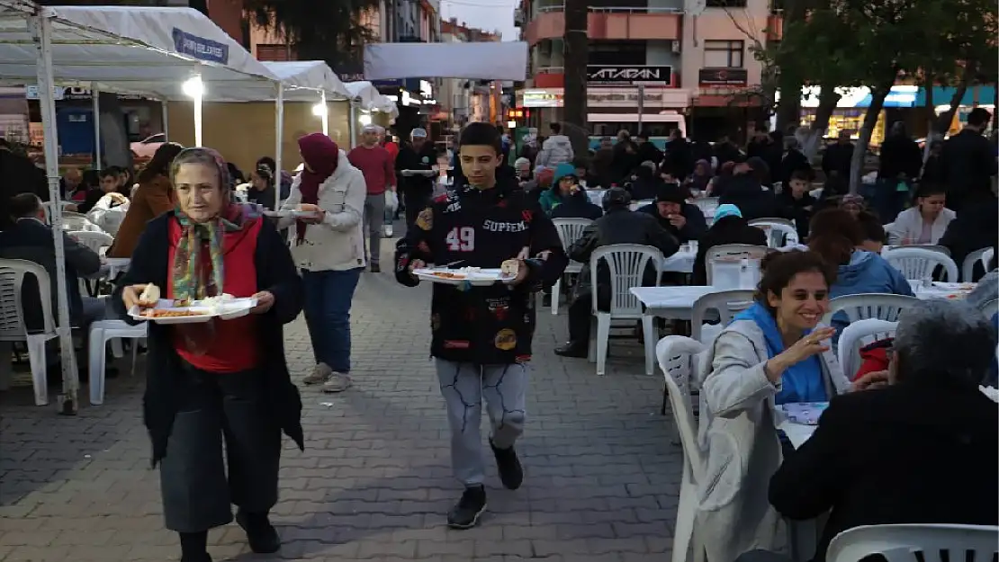 BELEDİYE'NİN İNADI KIRILDI ÖDEMİŞ'TE İFTAR ÇADIRLARI TEKRAR KURULDU