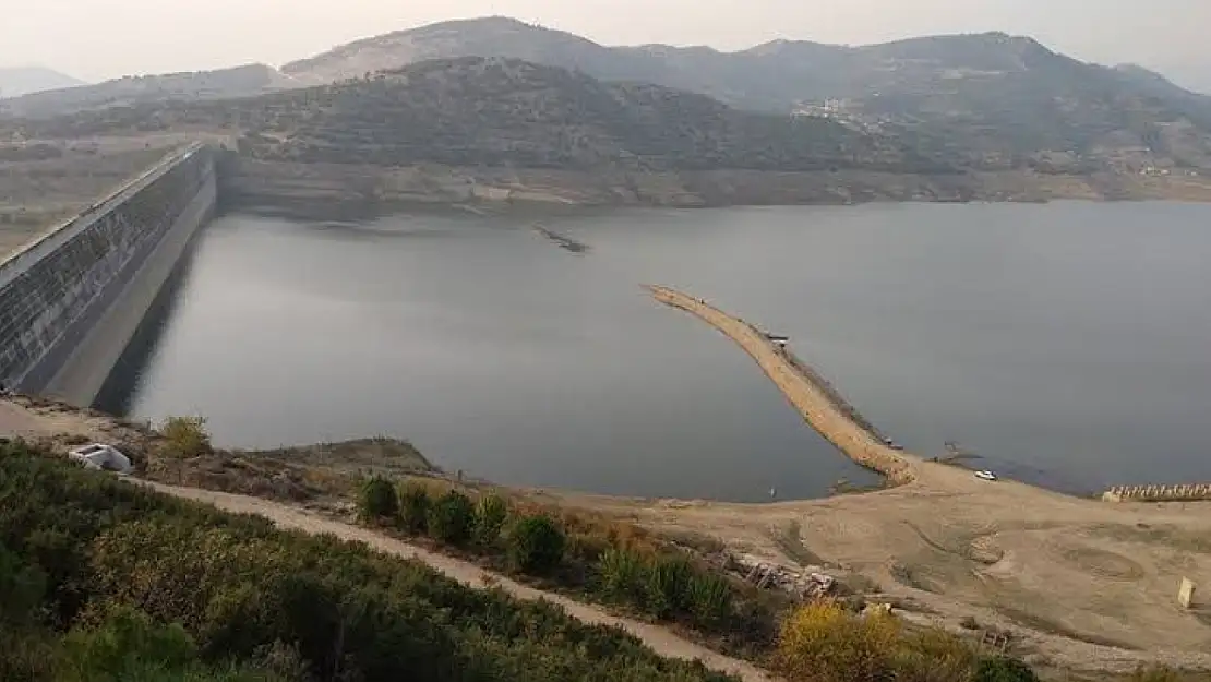 Tarım İçin Kullanılan Su Tehlikeye Girdi : Beydağ Barajı'nda Su Seviyesi Düşüşte