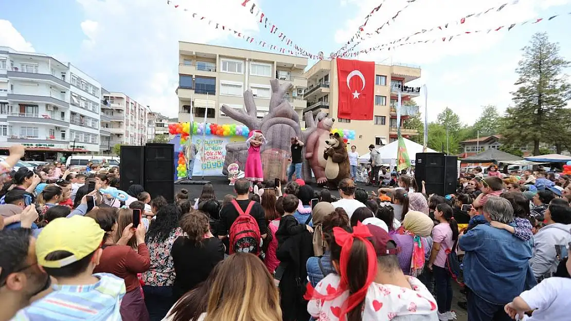 Binlerce çocuk 23 Nisan’da Bayraklı ve Selçuk’ta eğlendi