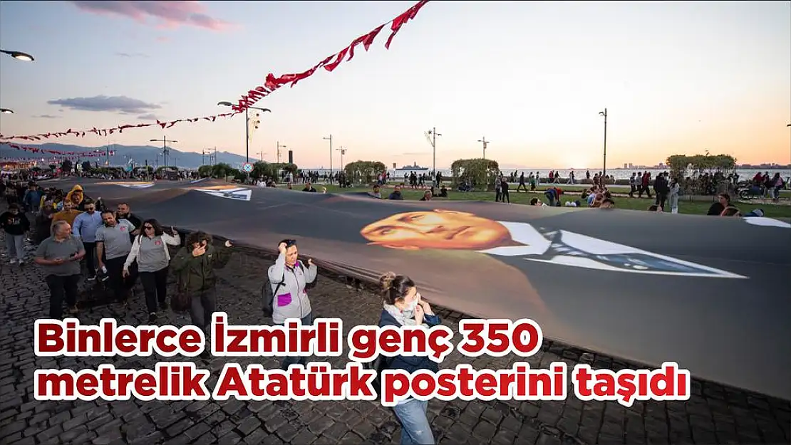 Binlerce İzmirli genç 350 metrelik Atatürk posterini taşıdı