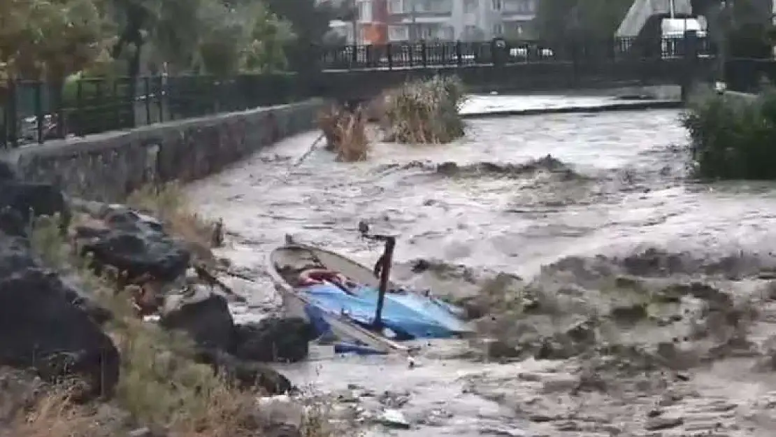 Bir ilçede daha sağanak yağış sonrası sokaklar göle döndü