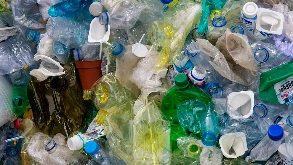 Bir yetişkinin bir buzdolabı ağırlığında plastik atık üretiyor