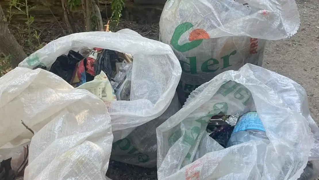 Birgi'de Çevre Gönüllülerinden Duyarlı Hareket: Cam ve Pet Şişeler Toplandı