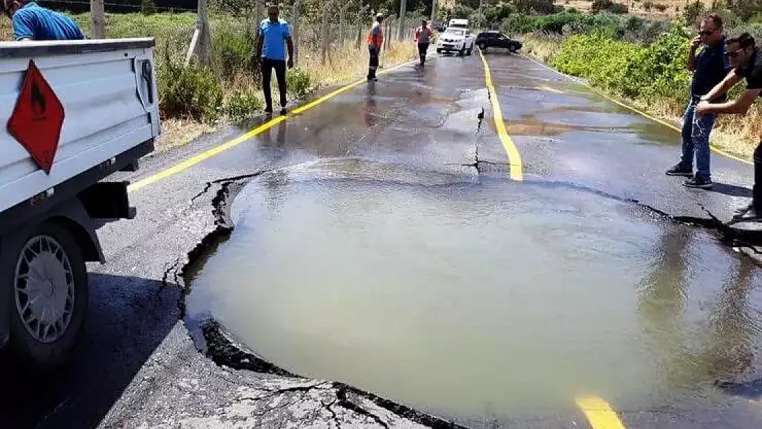 Bodrum’da yol çöktü cadde sel oldu