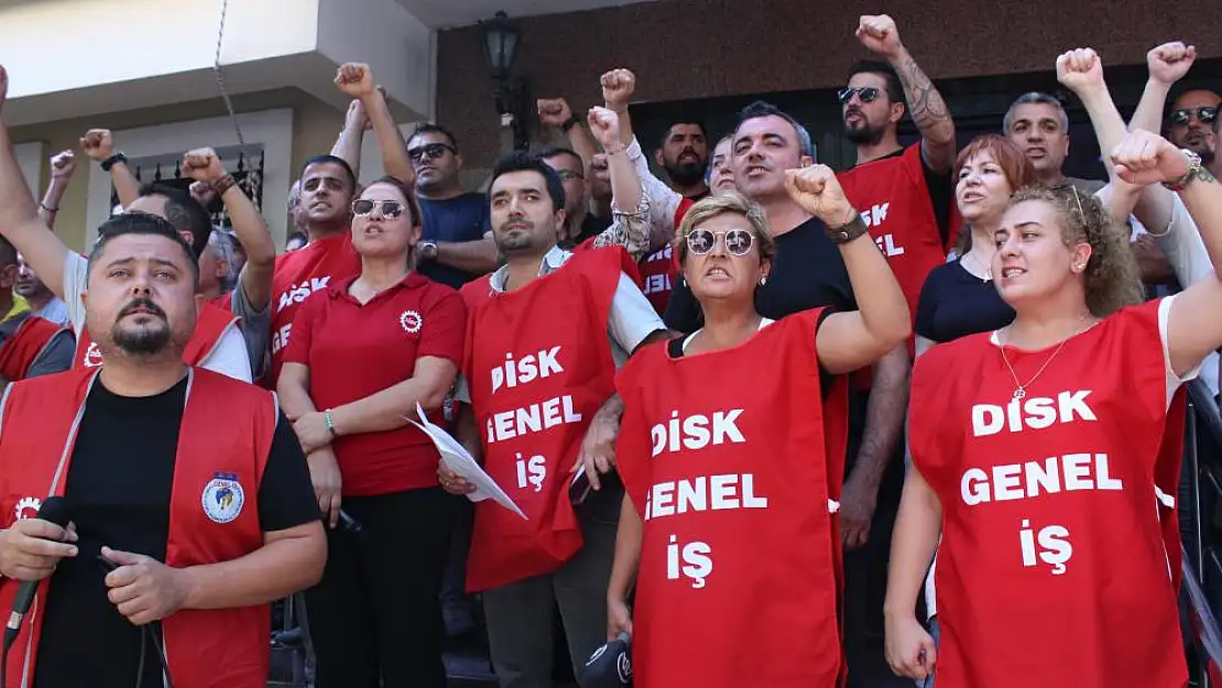 Bornova Belediyesinde hareketli saatler: İşçiler iş bırakma eyleminde