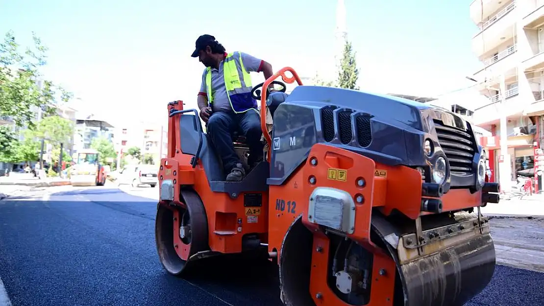 Bornova'da asfalt serimleri sürüyor