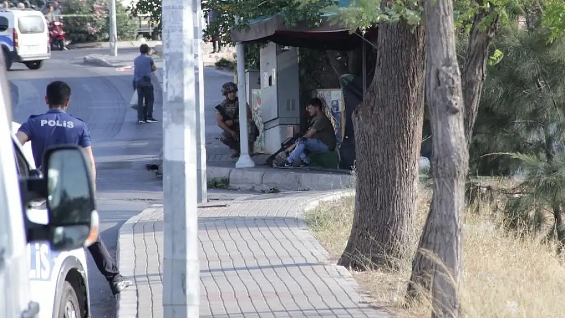 Bornova’da Mahalle Bekçisine Saldıran Saldırgan, Polis Müdahalesi Sonucu Teslim Oldu