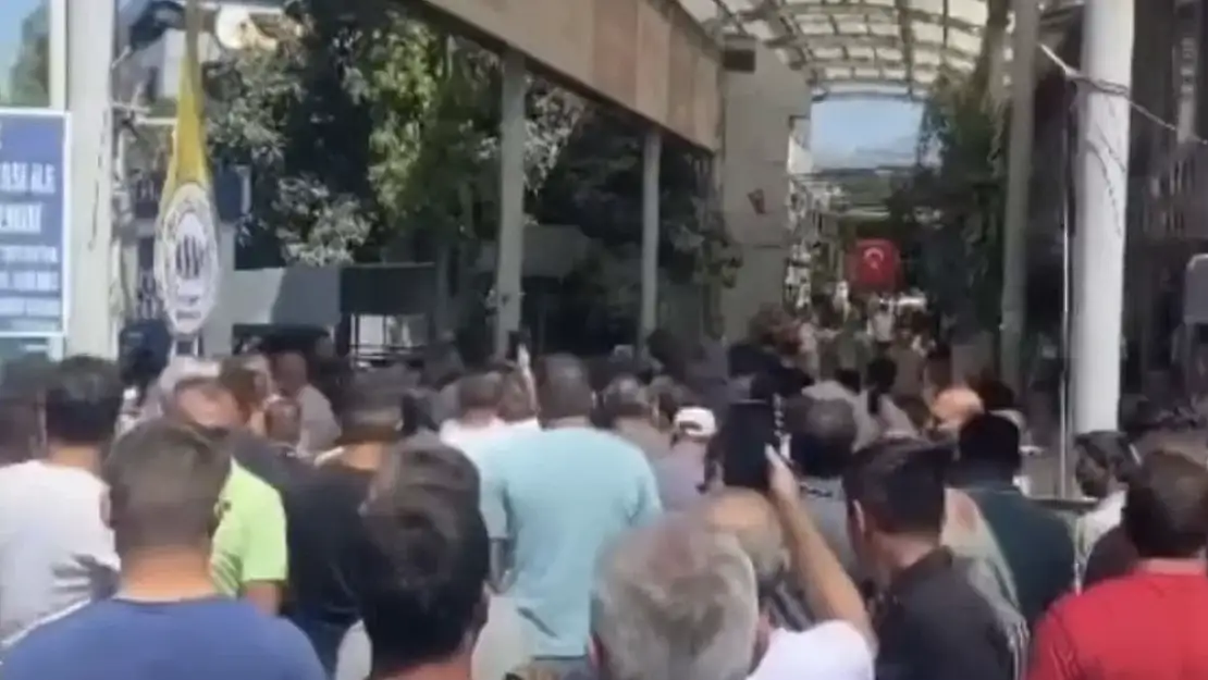 Bornova’da protesto: Kamyoncular kontak kapattı!