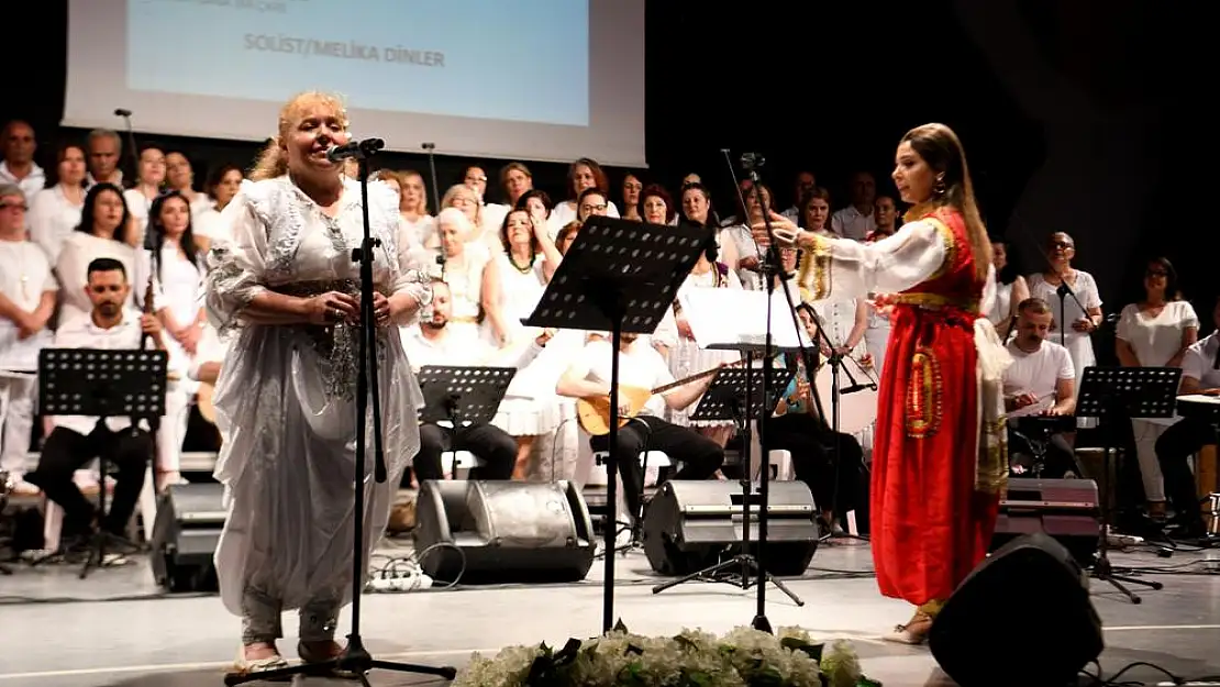 Bornovalı kadınlardan türkü şöleni