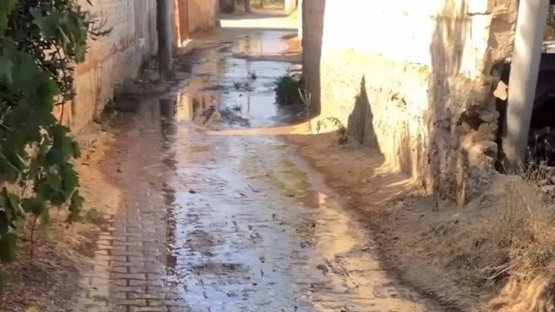 Çaylı Mahallesi'nde Patlayan Su Borusu 4 Gündür Boşa Akıyor