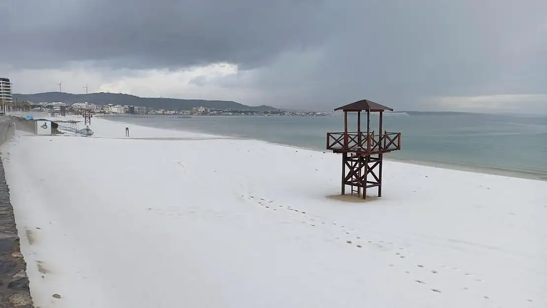 Çeşme beyaza büründü!