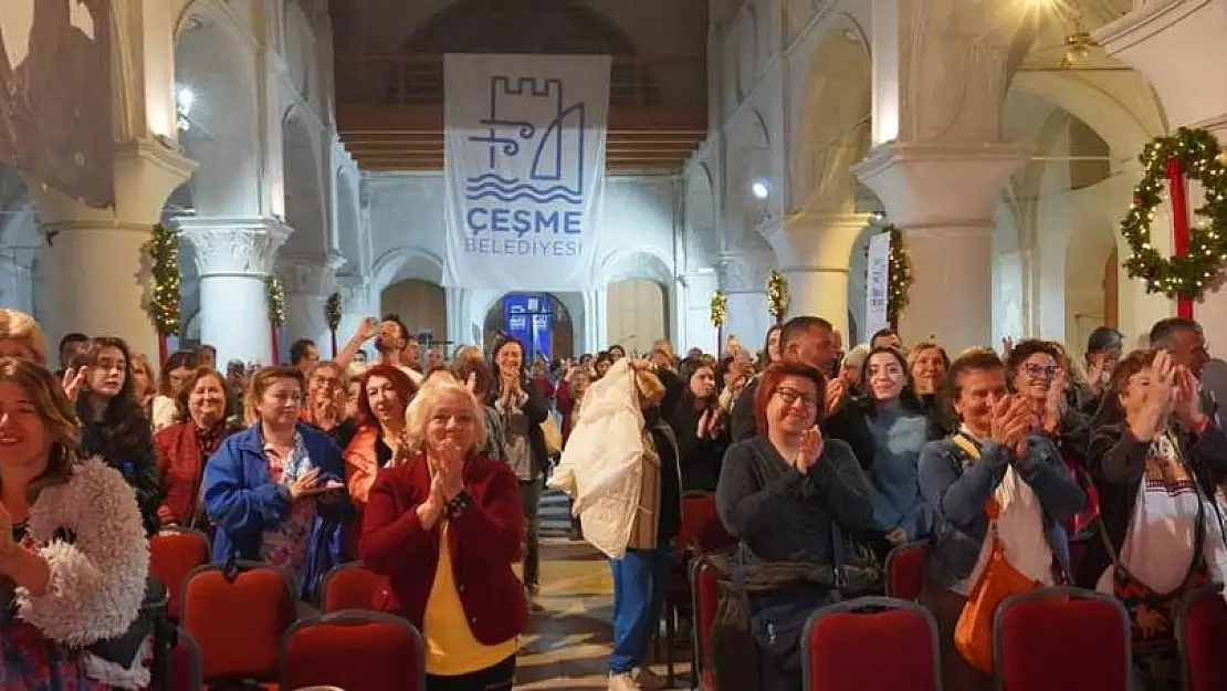 Çeşme'de Tiyatro Günleri kapsamında usta sanatçılar sahne aldı