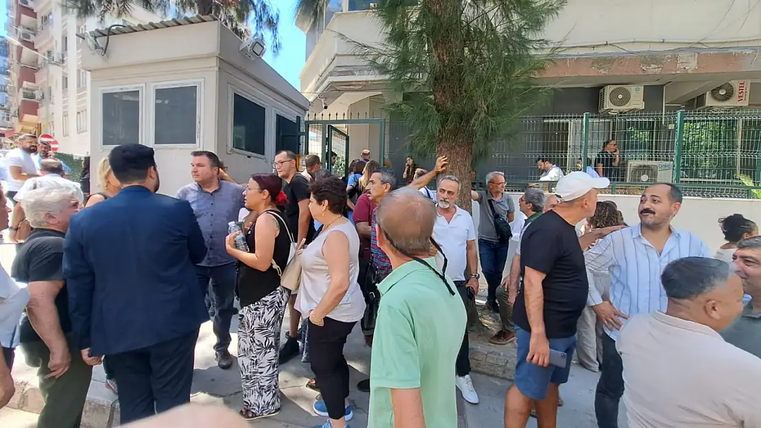 CHP İzmir Milletvekilleri Deniz Yücel ve Murat Bakan, Tutuklu Ailelerine Destek İçin Karakola Geldi