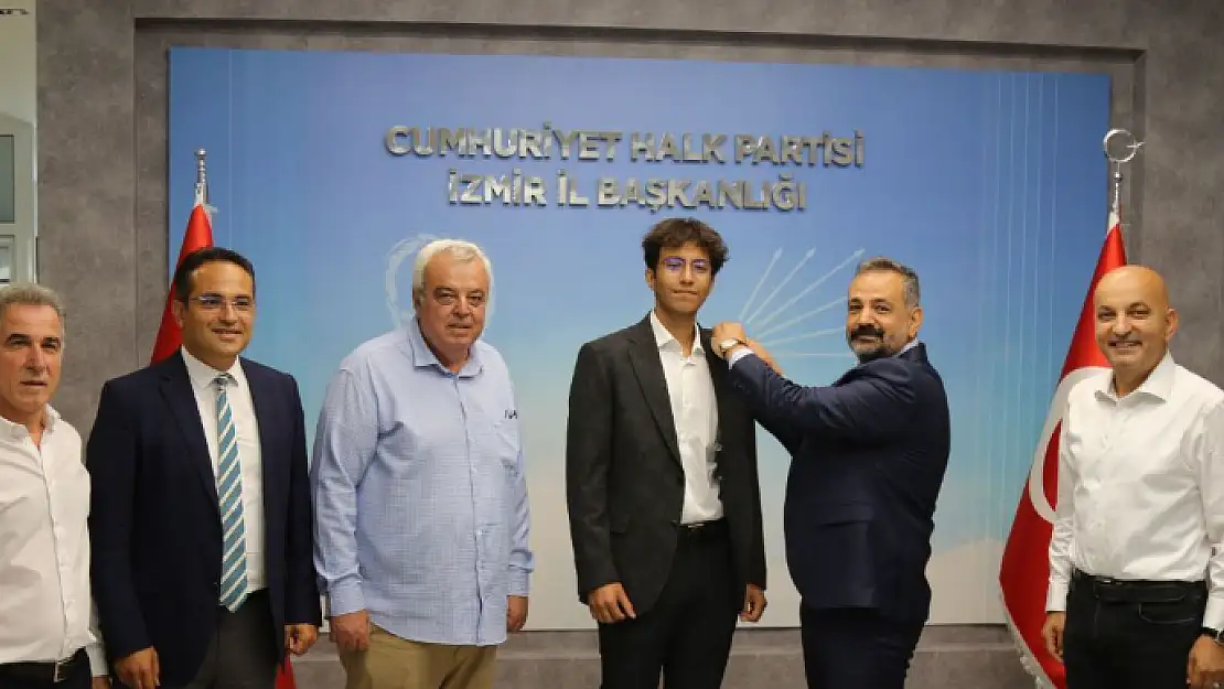 CHP’li Polat’ın oğluna Aslanoğlu’ndan rozet