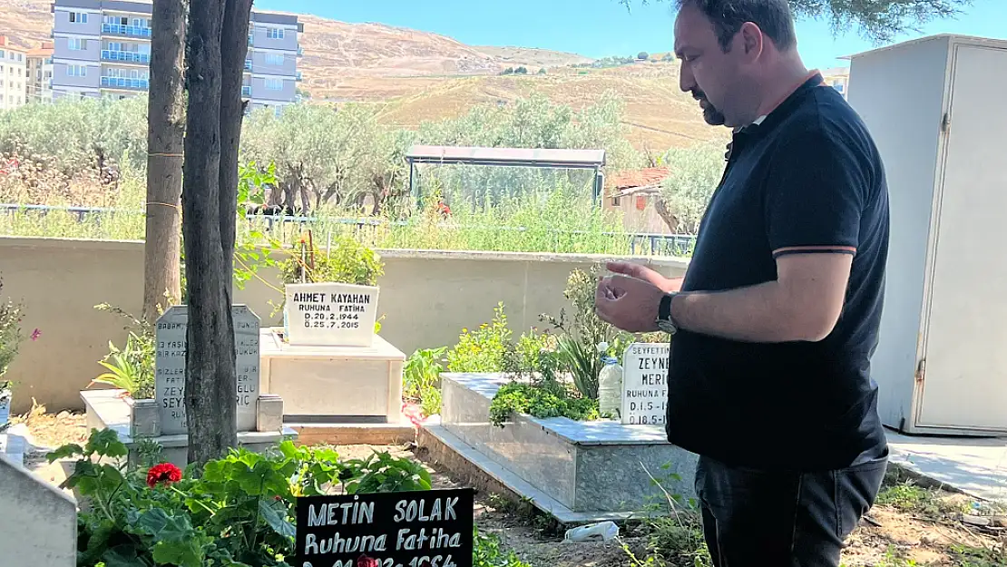 Çiğli Belediye Başkanı Utku Gümrükçü, ölen meclis üyelerinin ve belediye başkanlarının mezarlarını ziyaret etti