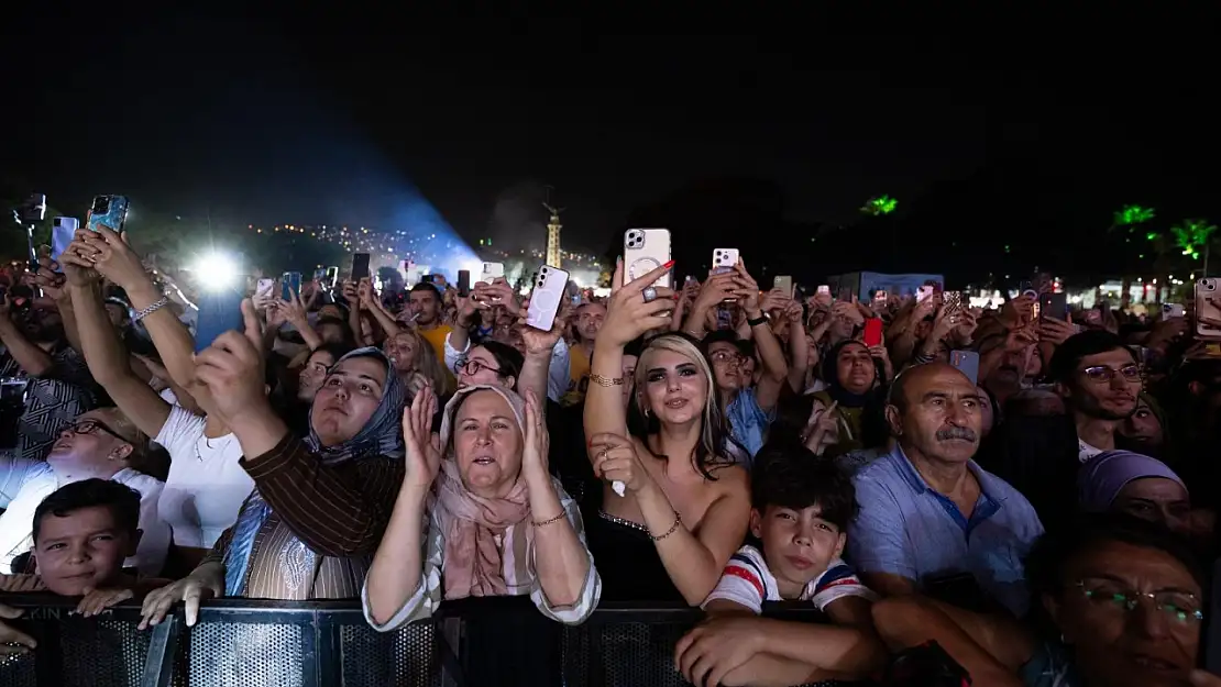 Çim Konserleri'nde Mahsun Kırmızıgül sahne aldı