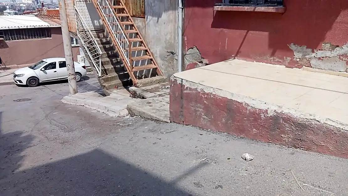 Çocuğunun yanında karısını öldürmüştü.. O cani teslim oldu