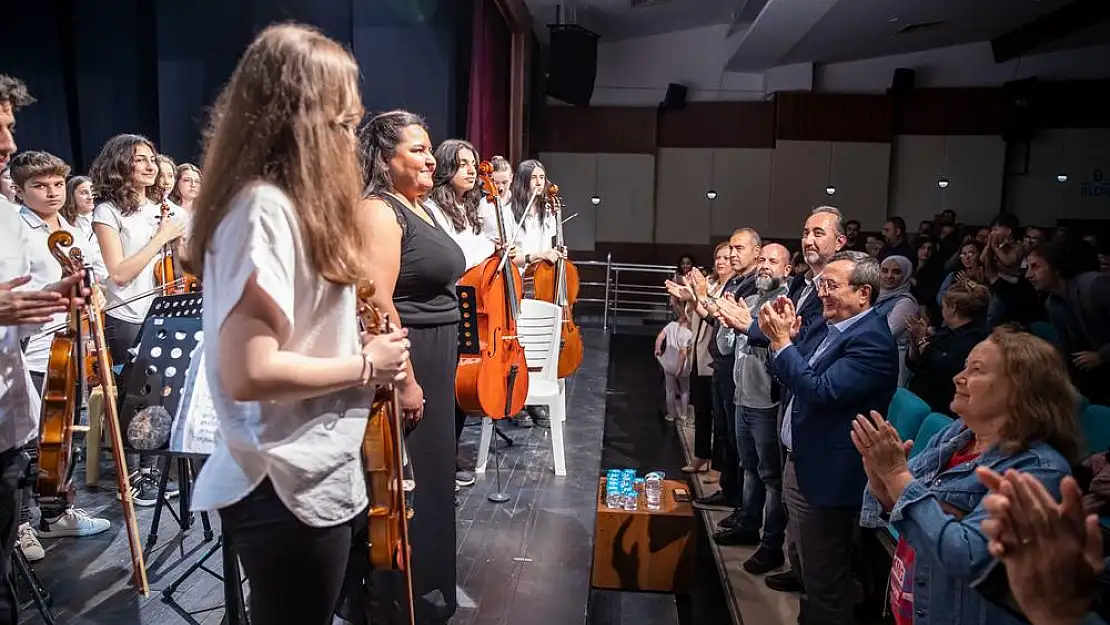 Çocuk ve gençler sahne aldı