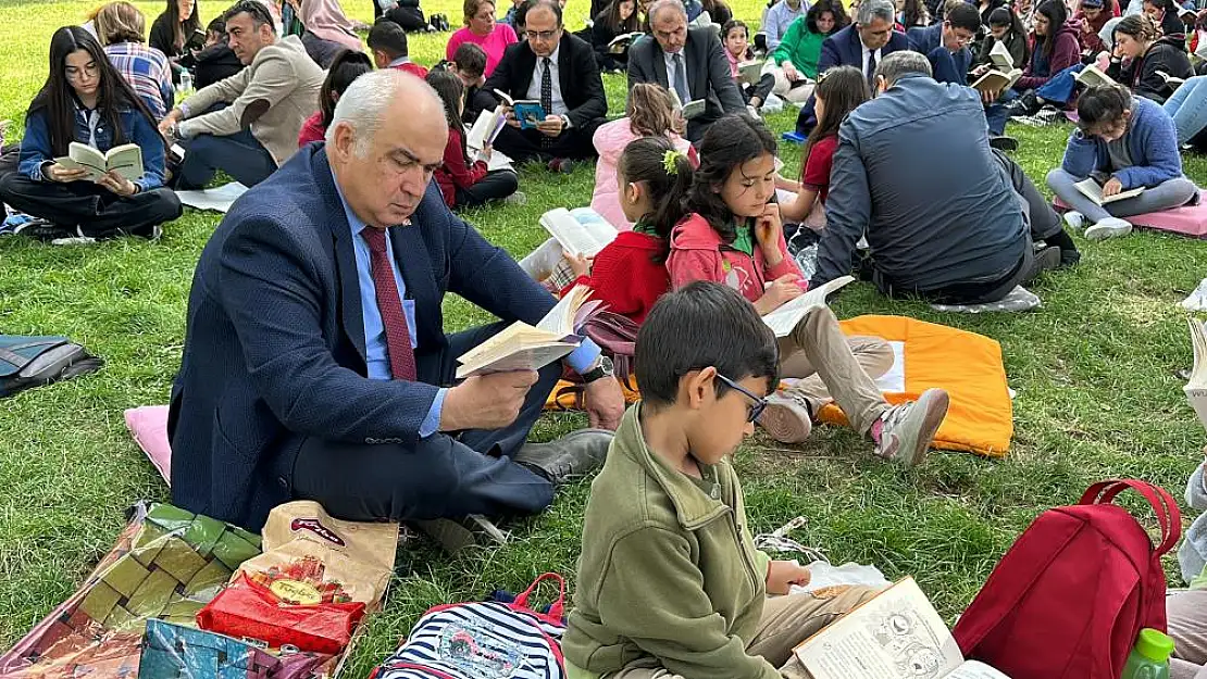 Çocuklar için parkta ‘Bir kitap bir pencere’ etkinliği düzenlendi