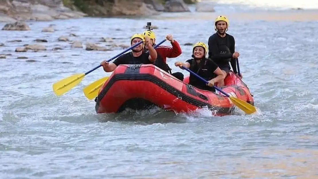 Çukurca'da rafting heyecanı devam ediyor