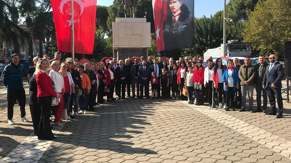 Cumhuriyet Bayramı'nda Anma Töreninde Atatürk Anıtı'na Çelenk Bırakıldı