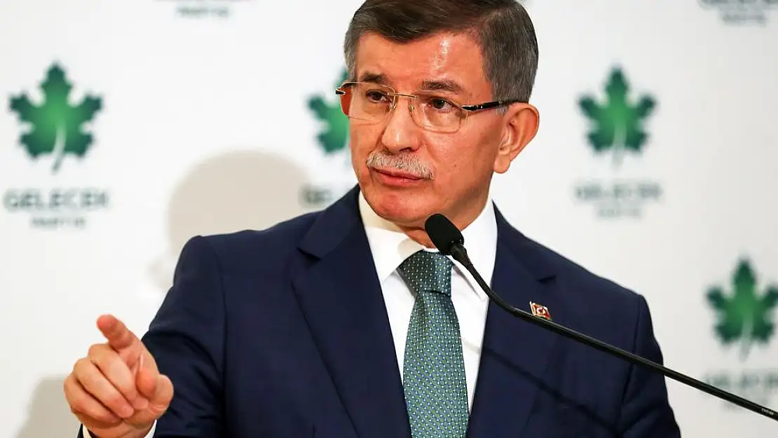 Davutoğlu, depremde hayatını kaybedenlerin mezarlarını ziyaret etti