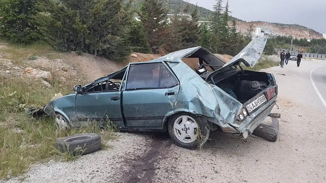 Denizli’de feci kaza… Araba hurdaya döndü, 2 yaralı