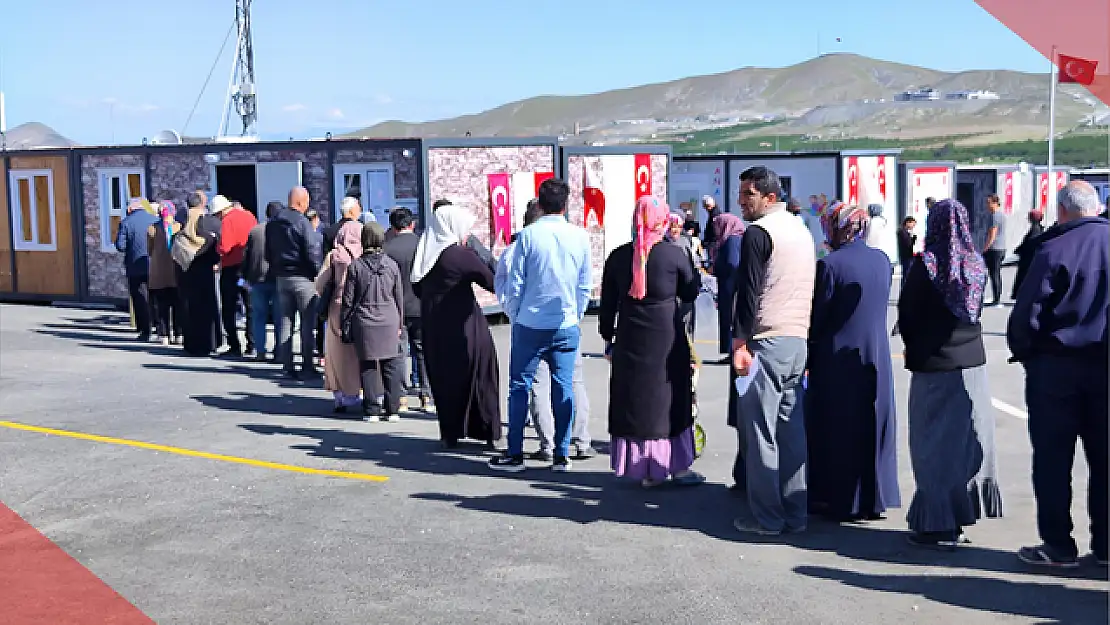 Deprem bölgesinde halk, oyuna sahip çıkıyor