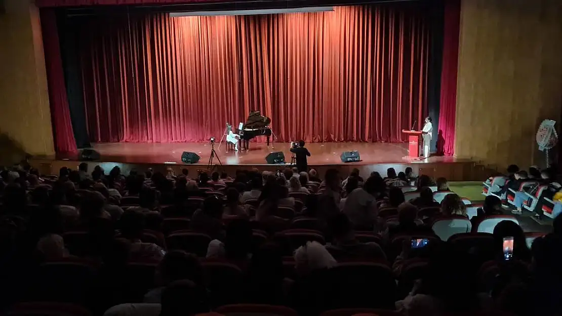 Depremde kaybedilen minik Yade için konser düzenlendi