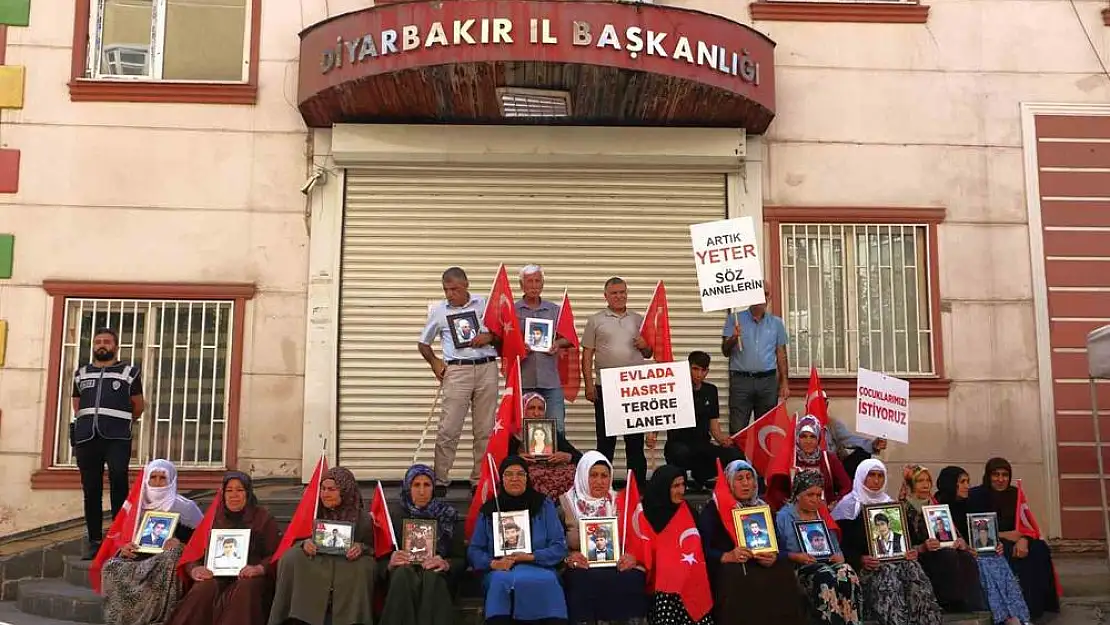 Diyarbakır annelerinin evlat nöbetine bir aile daha katıldı