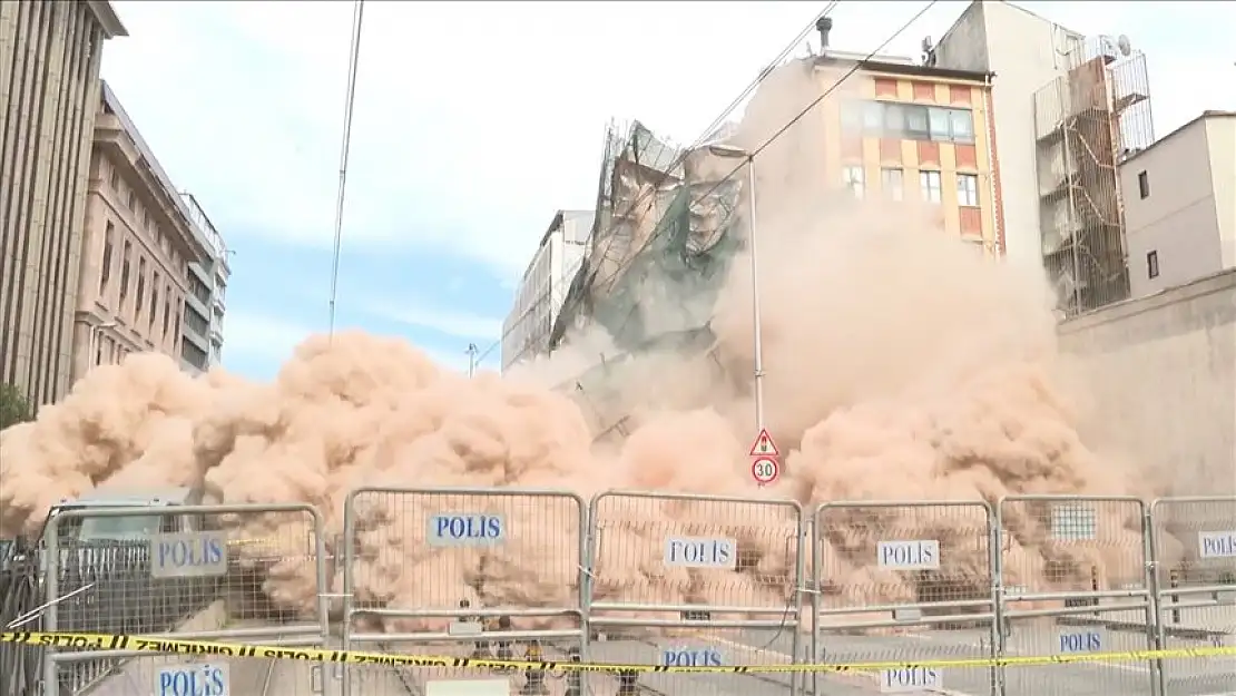 Diyarbakır'da çöken binadan oluşan toz bulutu araç trafiği oluşturdu