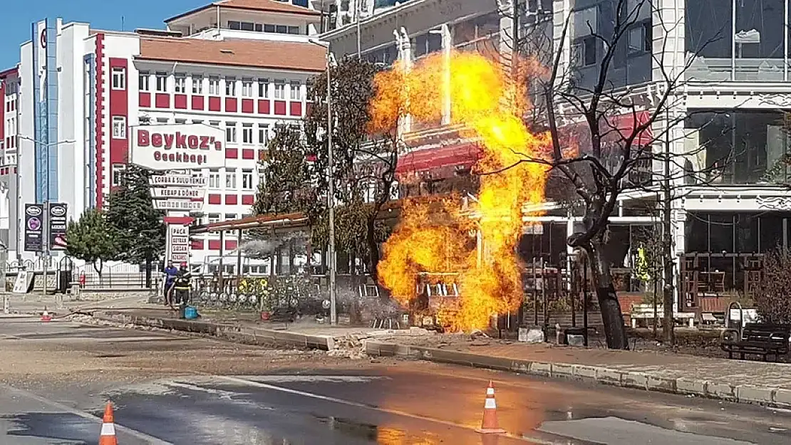 Doğalgaz borusu patladı, sokaktan yanardağ gibi alev yükseldi