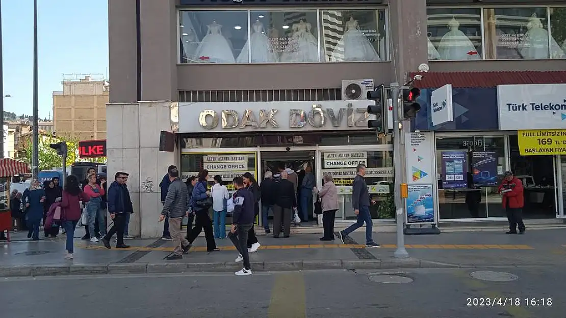 Döviz büroları uzun kuyruklarla dolu