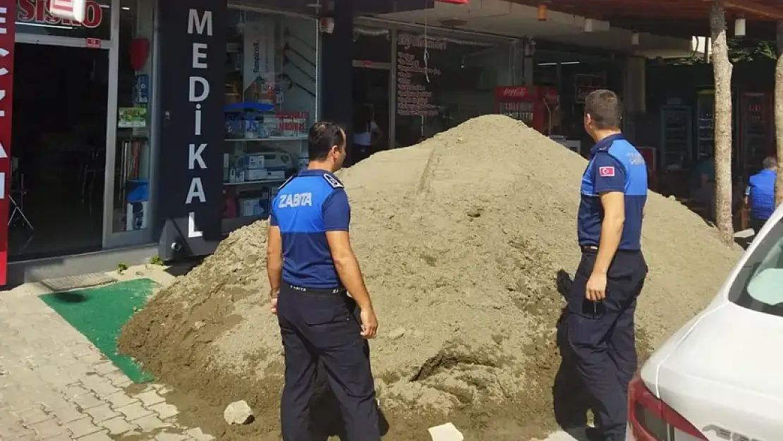 Dükkan sahibi, kiracısının çıkması için kendi mülkünün önüne kum yığdı