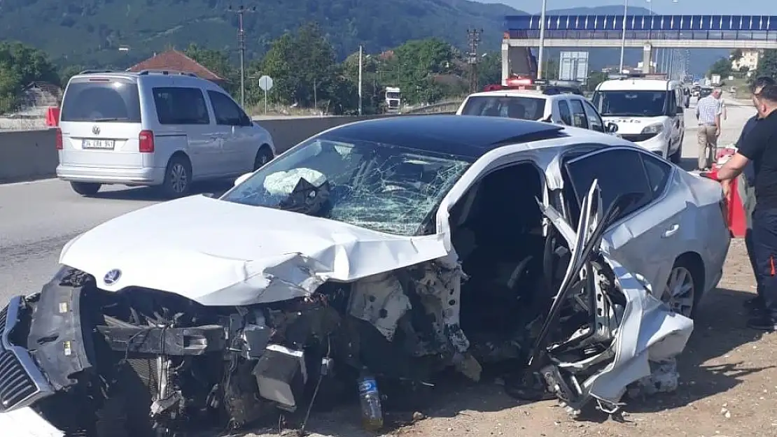 Düzce’de Beton Bariyerlere Çarpan Otomobil Kazasında 5 Kişi Yaralandı