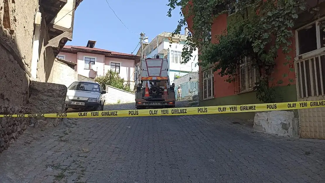 Emekli polis bahçesine el bombası gömdü